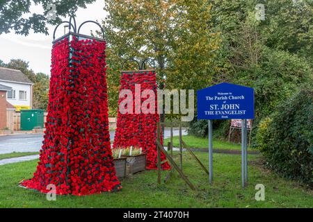 Dekorationen zum Gedenktag, für Mohntag, Herbst 2023, Mohnkaskade im Dorf Hook in Hampshire, England, Großbritannien Stockfoto