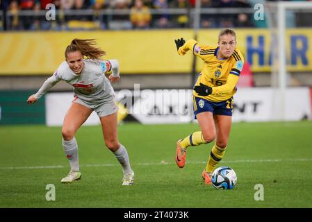 Göteborg, Schweden. Oktober 2023. Die Schweizer Kapitänin Lia Wälti (L) und die schwedische Filippa Angeldal im Einsatz während der UEFA Women's Nations League, Gruppe A4, zwischen Schweden und der Schweiz bei Gamla Ullevi in Göteborg, Schweden, am 27. Oktober 2023.Foto: Adam Ihse/TT/Code 9200 Credit: TT News Agency/Alamy Live News Stockfoto