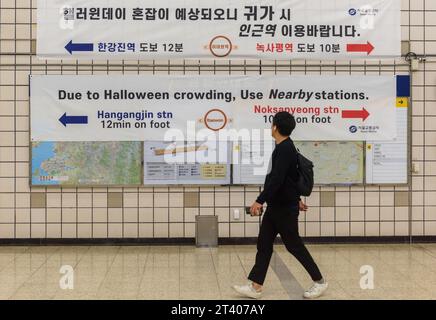 Seoul, Südkorea. Oktober 2023. Ein Mann geht an einem Schild vorbei, das Informationen darüber zeigt, wie man sich am Halloween-Tag an der Itaewon-Station der Seoul-U-Bahn bewegen kann. Bei dem Massen-Crush-Vorfall, bei dem 159 Menschen starben und 196 weitere verletzt wurden, wurden während des Halloween-Festivals am 29. Oktober 2022 im Itaewon-Gebiet der Hauptstadt getötet. Quelle: SOPA Images Limited/Alamy Live News Stockfoto