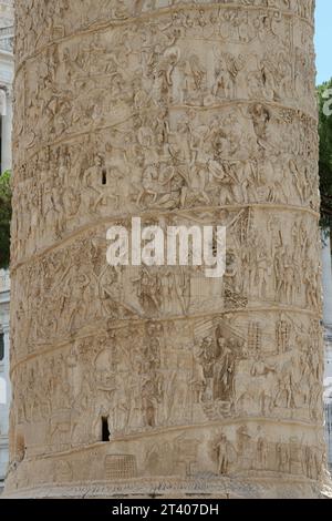 Auf der Trajanssäule in Rom, Italien, ist das in Carrara-Marmortrommeln gemeißelte Flachrelief in vertikaler Ansicht zu sehen. Diese Struktur wurde im Jahr 113 nach AD fertiggestellt Stockfoto