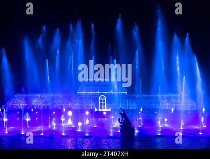 LONDON, Großbritannien - 4. Januar 2023. Weihnachten in Kew. Die Lichtshow beleuchtet den Brunnen und das Palm House in Kew Gardens, London, Großbritannien Stockfoto