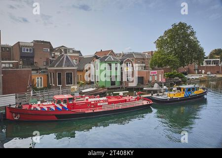 Zaanstad, Niederlande, 29. August 2023: Schiffe liegen am Ufer vor Stockfoto