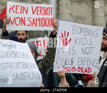 Augsburg, Deutschland. Oktober 2023. Bei einer pro-palästinensischen Demonstration hält ein Kind auf dem Ulrich-Platz ein Schild mit der Aufschrift "Bombardierung von Kindern ist keine Selbstverteidigung - 2500 Tote". Quelle: Stefan Puchner/dpa/Alamy Live News Stockfoto