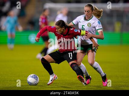 Die Albanierin Megi Doci (links) und Megan Connolly der Republik Irland kämpfen um den Ball während des Gruppenspiels der UEFA Women's Nations League B1 im Tallaght Stadium in Dublin. Bilddatum: Freitag, 27. Oktober 2023. Stockfoto