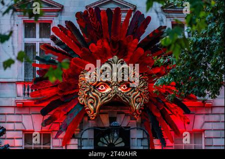 London, Großbritannien. Oktober 2023. Annabel's bringt Mitglieder und Passanten mit der neuesten Halloween-Fassade des Clubs ins Herz des venezianischen Karnevals. Die Installation zeigt eine große handgeschnitzte venezianische Maske mit unheimlichen, animierten Augen, die über den Berkeley Square blicken. Guy Bell/Alamy Live News Stockfoto