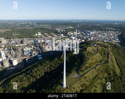 Windturbinen am Berg in schweren Industriegebieten. Petrochemische Industrie. Deutschland Ruhrgebiet. Stockfoto