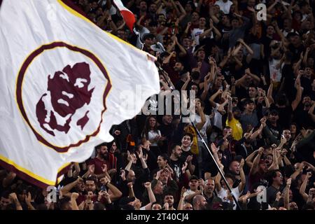 Rom, Italie. Oktober 2023. Anhänger der Roma während der UEFA Europa League, Gruppenspiel G zwischen AS Roma und SK Slavia Praha am 26. Oktober 2023 im Stadio Olimpico in Rom, Italien - Foto Federico Proietti/DPPI Credit: DPPI Media/Alamy Live News Stockfoto