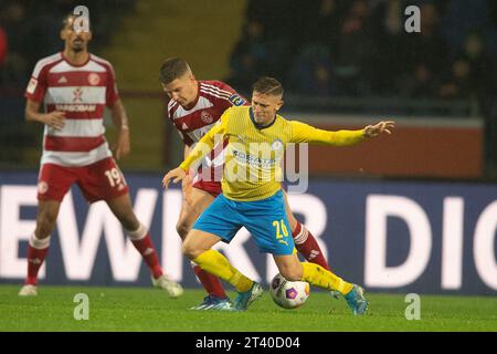 Braunschweig, Deutschland. Oktober 2023. Fußball: 2. Bundesliga, Eintracht Braunschweig - Fortuna Düsseldorf, Spieltag 11, Eintracht-Stadion. Braunschweigs Jan-Hendrik Marx (r) spielt gegen den Düsseldorfer Christos Tzolis. Hinweis: Swen Pförtner/dpa – WICHTIGER HINWEIS: gemäß den Vorgaben der DFL Deutsche Fußball Liga und des DFB Deutscher Fußball-Bund ist es verboten, im Stadion und/oder des Spiels aufgenommene Fotografien in Form von Sequenzbildern und/oder videoähnlichen Fotoserien zu verwenden oder zu verwenden./dpa/Alamy Live News Stockfoto