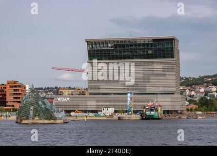 Ein Bild des Munch Museums und der Skulptur She Lies, entworfen von Monica Bonvicini im Jahr 2007. Stockfoto