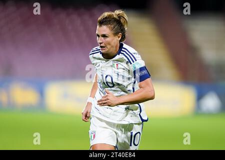 Salerno, Italien. Oktober 2023. Cristiana Girelli aus Italien während des Spiels der Frauen in der UEFA Women's Nations League zwischen den Frauen Italiens und den spanischen Frauen im Stadio Arechi am 27. Oktober 2023 in Salerno, Italien. Quelle: Giuseppe Maffia/Alamy Live News Stockfoto