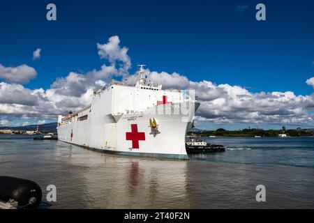 Pearl Harbor, Hawaii, USA. Oktober 2023. Das Krankenhaus-Schiff USNS Mercy (T-AH 19) verlässt die Joint Base Pearl Harbor-Hickam nach einem geplanten Besuch während der Pacific Partnership 2024-1. Die Pazifikpartnerschaft, die sich jetzt in ihrer 19. Auflage befindet, ist die größte multinationale humanitäre Hilfe- und Katastrophenvorsorgemission im Indopazifik und arbeitet an der Verbesserung der regionalen Interoperabilität und der Fähigkeit zur Katastrophenbewältigung, der Erhöhung der Sicherheitsstabilität in der Region und der Pflege neuer und dauerhafter Freundschaften. (Kreditbild: © U.S. Navy/ZUMA Press Wire) EDIT Stockfoto