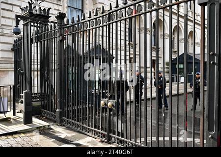 Eingang zur 10 Downing Street, streng bewacht von bewaffneten Polizeibeamten, Whitehall, London, Großbritannien Stockfoto