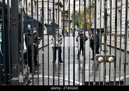 Eingang zur 10 Downing Street, streng bewacht von bewaffneten Polizeibeamten, Whitehall, London, Großbritannien Stockfoto