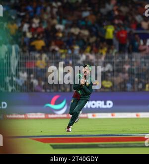 Chennai, Indien. Oktober 2023. Von Babbar Azam für 91 Runs in 93 Bälle mit sieben Vierteln und 3 Sechsen gefangen: ICC Men's Cricket World Cup Pakistan vs Südafrika 26. Spiel der ICC im MAC Stadium Chennai. (Kreditbild: © Seshadri Sukumar/ZUMA Press Wire) NUR REDAKTIONELLE VERWENDUNG! Nicht für kommerzielle ZWECKE! Stockfoto