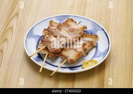 Yakiton, japanisch gegrillte Schweinespieße, Schweinebauch Stockfoto