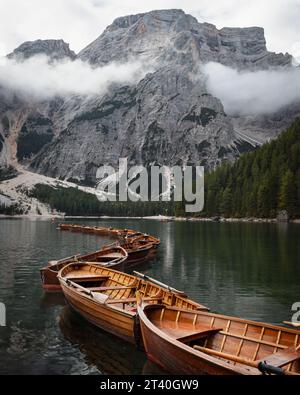 Blick auf traditionelle Holzruderboote auf dem malerischen Pragser See in den italienischen Dolomiten. Pragser Wildsee mit herrlichem Bergblick. Alpensee. Stockfoto