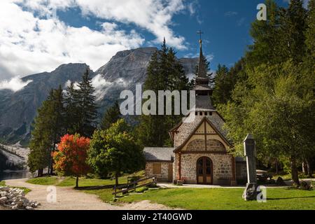 Die Marienkapelle am Pragser Wildsee, auch bekannt als die Kapelle unserer Dame, ist eine kleine katholische Kapelle am Ufer des Pragser Lago, Dolomiten. Stockfoto