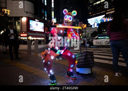 Tokio, Japan. Oktober 2023. Ein Tokyoit in einem LED-Kostüm feiert Halloween. Der Bürgermeister von Shibuya Hasebe, ermutigt durch die Itaewon-Katastrophe in Seoul, hat Halloween-Feiern verboten und ausländische Touristen gewarnt, sich von Shibuya fernzuhalten, nachdem er eine mehrjährige Kampagne durchgeführt hatte, um die Volksversammlung zu töten, indem er vor einer möglichen Menschenmassen warnte. (Kreditbild: © Taidgh Barron/ZUMA Press Wire) NUR REDAKTIONELLE VERWENDUNG! Nicht für kommerzielle ZWECKE! Stockfoto