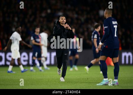 Während des UEFA Champions League-Fußballspiels zwischen Paris Saint-Germain FC und dem AC Milan wird Kylian Mbappe von Paris Saint-Germain FC mit einer Geste zugewandt. Stockfoto