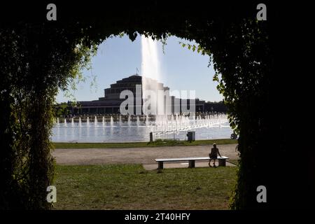 10.09.2023, Polen, Breslau, auf dem Foto Blick von der Pergola auf den größten polnischen Springbrunnen, dahinter die Jahrhunderthalle *** 10 09 2023, Polen, Breslau, auf dem Foto Blick von der Pergola auf den größten polnischen Springbrunnen, dahinter die Centennial Hall Credit: Imago/Alamy Live News Stockfoto