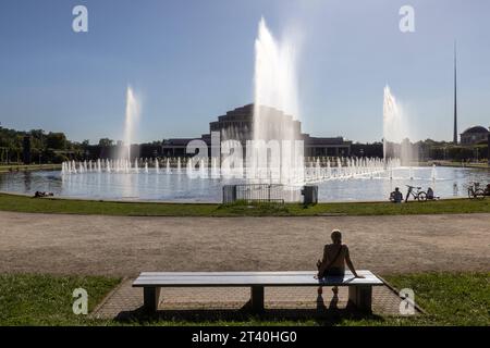 10.09.2023, Polen, Breslau, auf dem Foto Blick von der Pergola auf den größten polnischen Springbrunnen, dahinter die Jahrhunderthalle *** 10 09 2023, Polen, Breslau, auf dem Foto Blick von der Pergola auf den größten polnischen Springbrunnen, dahinter die Centennial Hall Credit: Imago/Alamy Live News Stockfoto