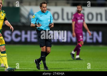 Den Haag, Niederlande. Oktober 2023. DEN HAAG, NIEDERLANDE - 27. OKTOBER: Schiedsrichter Martin Perez gibt beim niederländischen Keuken Kampioen Divisie Spiel zwischen ADO den Haag und VVV Venlo im Bingoal Stadion am 27. Oktober 2023 in den Haag, Niederlande. (Foto von Hans van der Valk/Orange Pictures) Credit: Orange Pics BV/Alamy Live News Stockfoto