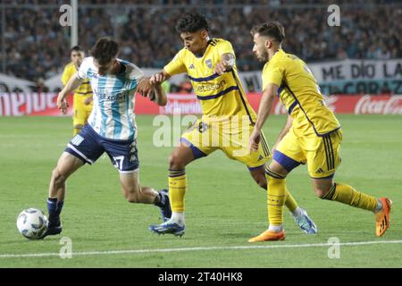 Avellaneda, Argentinien, 24. Oktober 2023. Baltasar Rodriguez vom Racing Club dribbelt mit dem Ball während des Spiels zwischen Racing Club und Boca Jun Stockfoto