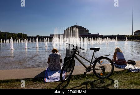 10.09.2023, Polen, Breslau, auf dem Foto Blick von der Pergola auf den größten polnischen Springbrunnen, dahinter die Jahrhunderthalle *** 10 09 2023, Polen, Breslau, auf dem Foto Blick von der Pergola auf den größten polnischen Springbrunnen, dahinter die Centennial Hall Credit: Imago/Alamy Live News Stockfoto