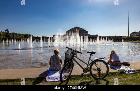 10.09.2023, Polen, Breslau, auf dem Foto Blick von der Pergola auf den größten polnischen Springbrunnen, dahinter die Jahrhunderthalle *** 10 09 2023, Polen, Breslau, auf dem Foto Blick von der Pergola auf den größten polnischen Springbrunnen, dahinter die Centennial Hall Credit: Imago/Alamy Live News Stockfoto