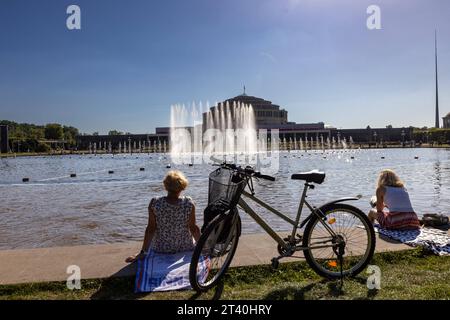 10.09.2023, Polen, Breslau, auf dem Foto Blick von der Pergola auf den größten polnischen Springbrunnen, dahinter die Jahrhunderthalle *** 10 09 2023, Polen, Breslau, auf dem Foto Blick von der Pergola auf den größten polnischen Springbrunnen, dahinter die Centennial Hall Credit: Imago/Alamy Live News Stockfoto