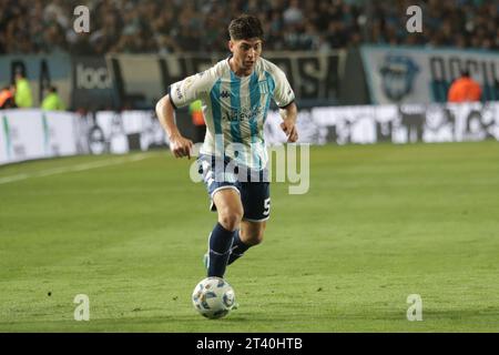 Avellaneda, Argentinien, 24. Oktober 2023. Juan Nardoni vom Racing Club dribbelt mit dem Ball während des Spiels zwischen Racing Club und Boca Juniors. Stockfoto