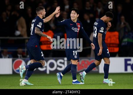 Lee Kang-in von Paris Saint-Germain FC feiert mit Lucas Hernandez von Paris Saint-Germain FC und Warren Zaire-Emery von Paris Saint-Germain FC, nachdem er während des UEFA Champions League-Spiels zwischen Paris Saint-Germain FC und AC Milan ein Tor geschossen hat. Stockfoto