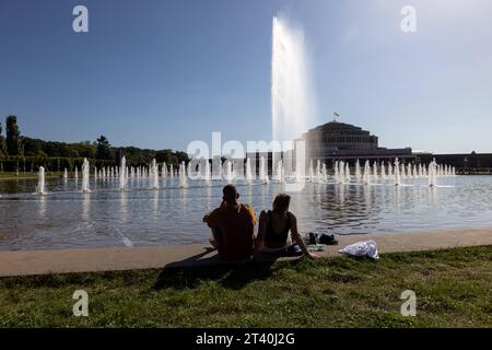 10.09.2023, Polen, Breslau, auf dem Foto Blick von der Pergola auf den größten polnischen Springbrunnen, dahinter die Jahrhunderthalle *** 10 09 2023, Polen, Breslau, auf dem Foto Blick von der Pergola auf den größten polnischen Springbrunnen, dahinter die Centennial Hall Credit: Imago/Alamy Live News Stockfoto