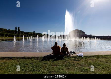 10.09.2023, Polen, Breslau, auf dem Foto Blick von der Pergola auf den größten polnischen Springbrunnen, dahinter die Jahrhunderthalle *** 10 09 2023, Polen, Breslau, auf dem Foto Blick von der Pergola auf den größten polnischen Springbrunnen, dahinter die Centennial Hall Credit: Imago/Alamy Live News Stockfoto