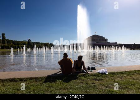 10.09.2023, Polen, Breslau, auf dem Foto Blick von der Pergola auf den größten polnischen Springbrunnen, dahinter die Jahrhunderthalle *** 10 09 2023, Polen, Breslau, auf dem Foto Blick von der Pergola auf den größten polnischen Springbrunnen, dahinter die Centennial Hall Credit: Imago/Alamy Live News Stockfoto