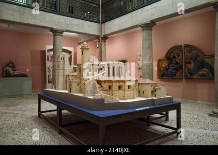 Modell der Kathedrale Santa Maria im Innenhof des Diözesanmuseums der Stadt Sigüenza, Provinz Guadalajara, Castilla y Leon, Spanien Stockfoto