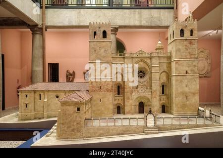 Modell der Kathedrale Santa Maria im Innenhof des Diözesanmuseums der Stadt Sigüenza, Provinz Guadalajara, Castilla y Leon, Spanien Stockfoto