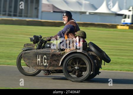 1943 Royal Enfield Motorrad- und Beiwagenkombination, Track Parade - Motorradfeier, ca. 200 Motorräder auf den Runden der Morgenparade, inkl. Stockfoto