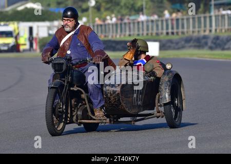 1943 Royal Enfield Motorrad- und Beiwagenkombination, Track Parade - Motorradfeier, ca. 200 Motorräder auf den Runden der Morgenparade, inkl. Stockfoto