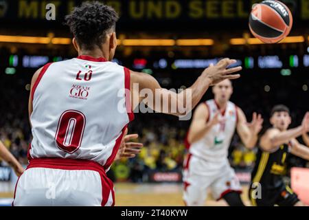 Berlin, Deutschland. Oktober 2023. Maodo Lo von der EA7 Emporio Armani Milan in der fünften Runde der regulären Saison 2023/2024 der Turkish Airlines Euroleague zwischen Alba Berlin und EA7 Emporio Armani Milano in der Mercedes-Benz Arena. Endergebnis: Alba Berlin 85:82 EA7 Emporio Armani Milano. (Foto: Nicholas Müller/SOPA Images/SIPA USA) Credit: SIPA USA/Alamy Live News Stockfoto