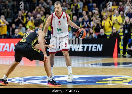 Berlin, Deutschland. Oktober 2023. Kevin Pangos (R) von EA7 Emporio Armani Milan und Matteo Spagnolo (L) von Alba Berlin in der fünften Runde der regulären Saison 2023/2024 der Turkish Airlines Euroleague zwischen Alba Berlin und EA7 Emporio Armani Milano in der Mercedes-Benz Arena. Endergebnis: Alba Berlin 85:82 EA7 Emporio Armani Milano. (Foto: Nicholas Müller/SOPA Images/SIPA USA) Credit: SIPA USA/Alamy Live News Stockfoto