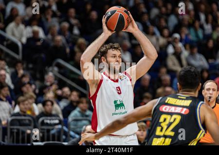 Berlin, Deutschland. Oktober 2023. Nicolo Melli (L) von EA7 Emporio Armani Milan und Johannes Thiemann (R) von Alba Berlin in der fünften Runde der regulären Saison 2023/2024 der Turkish Airlines Euroleague zwischen Alba Berlin und EA7 Emporio Armani Milano in der Mercedes-Benz Arena. Endergebnis: Alba Berlin 85:82 EA7 Emporio Armani Milano. (Foto: Nicholas Müller/SOPA Images/SIPA USA) Credit: SIPA USA/Alamy Live News Stockfoto