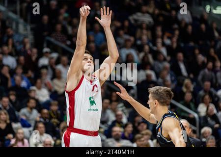 Berlin, Deutschland. Oktober 2023. Johannes Voigtmann (L) von EA7 Emporio Armani Milan und Tim Schneider (R) von Alba Berlin in der fünften Runde der regulären Saison 2023/2024 der Turkish Airlines Euroleague zwischen Alba Berlin und EA7 Emporio Armani Milano in der Mercedes-Benz Arena. Endergebnis: Alba Berlin 85:82 EA7 Emporio Armani Milano. (Foto: Nicholas Müller/SOPA Images/SIPA USA) Credit: SIPA USA/Alamy Live News Stockfoto