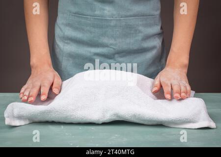 Frischer Hefeteig, Bäcker bedeckt Schüssel mit Handtuch für die Gärung, Brot oder Pizza, Zutaten für Lebensmittel zubereiten, Gebäck backen Stockfoto