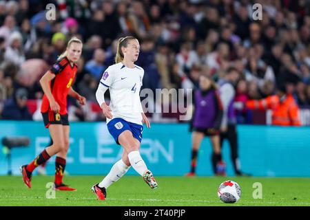 Leicester, Großbritannien. Oktober 2023. Die Englands Keira Walsh kommt am 27. Oktober 2023 im King Power Stadium in Leicester, England beim Spiel der UEFA Womens Nations League zwischen den englischen Frauen und den belgischen Frauen ins Zentrum. Foto von Stuart Leggett. Nur redaktionelle Verwendung, Lizenz für kommerzielle Nutzung erforderlich. Keine Verwendung bei Wetten, Spielen oder Publikationen eines einzelnen Clubs/einer Liga/eines Spielers. Quelle: UK Sports Pics Ltd/Alamy Live News Stockfoto