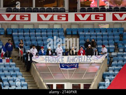 Oslo, Norwegen. Oktober 2023. Oslo, Norwegen, 27. Oktober 2023: Während des Fußballspiels der UEFA Womens Nations League zwischen Norwegen und Frankreich im Ullevaal-Stadion in Oslo, Norwegen, sind Anhänger Frankreichs zu sehen. (ANE Frosaker/SPP) Credit: SPP Sport Press Photo. /Alamy Live News Stockfoto