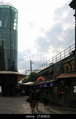 London, England - June 27 2006: One of the alleys of the famous district of Camden Town in London. Stockfoto