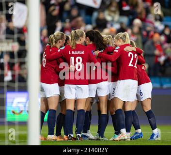 Oslo, Norwegen. Oktober 2023. Oslo, Norwegen, 27. Oktober 2023: Players of Norway feiert nach einem Torschuss während des Fußballspiels der UEFA Womens Nations League zwischen Norwegen und Frankreich im Ullevaal Stadium in Oslo, Norwegen. (ANE Frosaker/SPP) Credit: SPP Sport Press Photo. /Alamy Live News Stockfoto