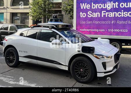 San Francisco, Usa. Oktober 2023. Am 25. Oktober 2023 hält ein Waymo autonom fahrendes Auto an der Ecke McAllister Street und Market Street in San Francisco, Kalifornien. Waymo, früher das Google-Projekt für selbstfahrende Autos, kündigte kürzlich an, dass Nutzer von Phoenix-Area Uber jetzt ein fahrerloses Waymo-Fahrzeug mieten können. (Foto: Samuel Rigelhaupt/SIPA USA) Credit: SIPA USA/Alamy Live News Stockfoto