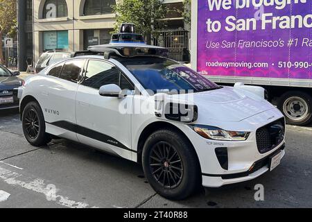 San Francisco, Usa. Oktober 2023. Am 25. Oktober 2023 hält ein Waymo autonom fahrendes Auto an der Ecke McAllister Street und Market Street in San Francisco, Kalifornien. Waymo, früher das Google-Projekt für selbstfahrende Autos, kündigte kürzlich an, dass Nutzer von Phoenix-Area Uber jetzt ein fahrerloses Waymo-Fahrzeug mieten können. (Foto: Samuel Rigelhaupt/SIPA USA) Credit: SIPA USA/Alamy Live News Stockfoto